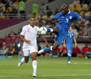 Balotelli in azione contro l'Inghilterra - Fonte: Wikimedia (football.ua) - Autore: Олег Дубина