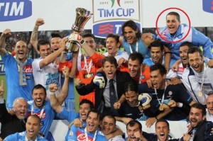 Galasso nella foto di gruppo del Napoli dopo la finale di Coppa Italia con la Juventus