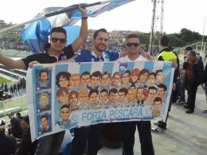 William Gelsumino con lo striscione esposto anche durante Genoa-Pescara