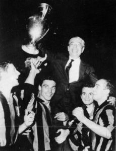 Angelo Moratti esulta con la Coppa Campioni - Autore Fra90Snake (wikipedia) la storia del calcio