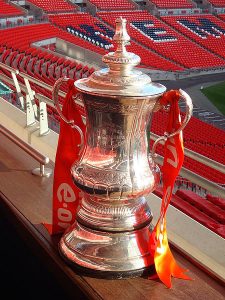 Il trofeo della FA Cup /fonte: Carlos Yo, Wikipedia)