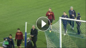 De Rossi risponde a modo suo agli insulti della curva del Napoli baciando la maglia della Roma