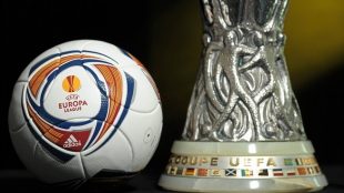 Il trofeo dell'Europa League (Fonte: Diego Sideburns flickr.com)