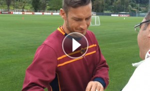 Totti scherza con un tifoso