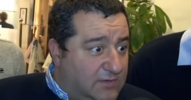 Raiola contro Scholes: “Alcuni parlano troppo per paura di essere dimenticati” Mino Raiola nel pieno del calciomercato