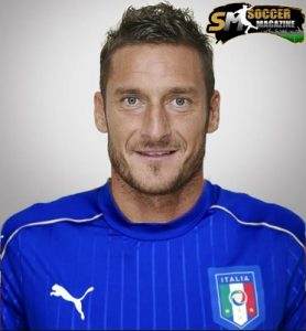 Totti con l'attuale maglia della Nazionale