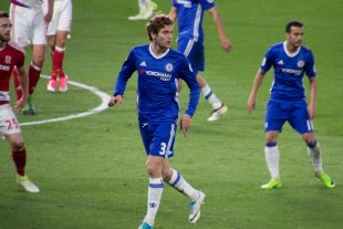 Marcos Alonso in azione [fonte: @cfcunofficial (Chelsea Debs) London, Flickr.com]
