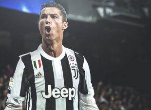 Cristiano Ronaldo ritratto con la maglia della Juventus