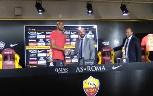 Nzonzi con Monchi durante la presentazione alla Roma