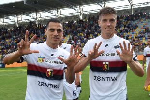 Foto: Piatek e Romulo durante Frosinone-Genoa Fonte: genoacfc.it