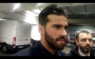 Alisson in mixed zone - Fonte immagine: Soccermagazine