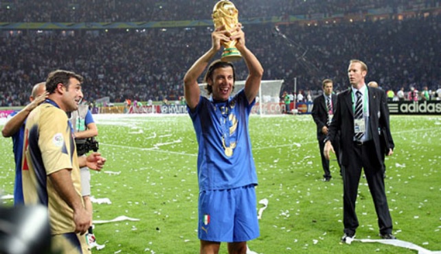 Zaccardo con la Coppa del mondo a Berlino 2006
