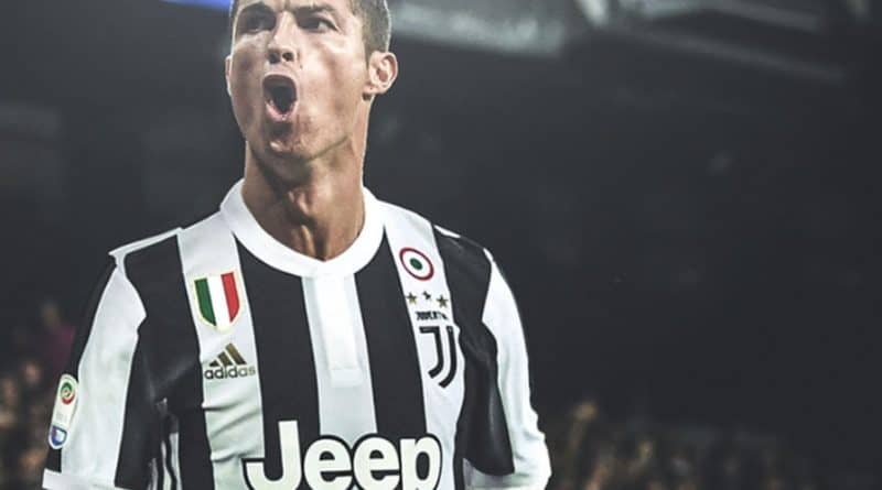 Cristiano Ronaldo ritratto con la maglia della Juventus nel calciomercato estivo