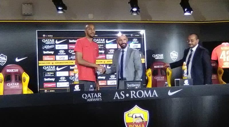 Nzonzi con Monchi durante la presentazione alla Roma