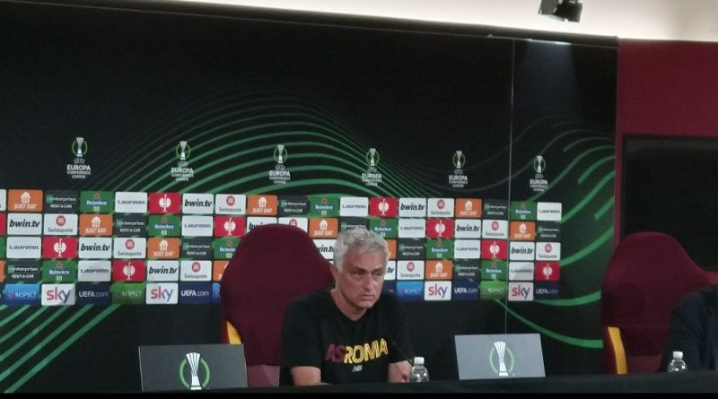 Mourinho in conferenza a Trigoria